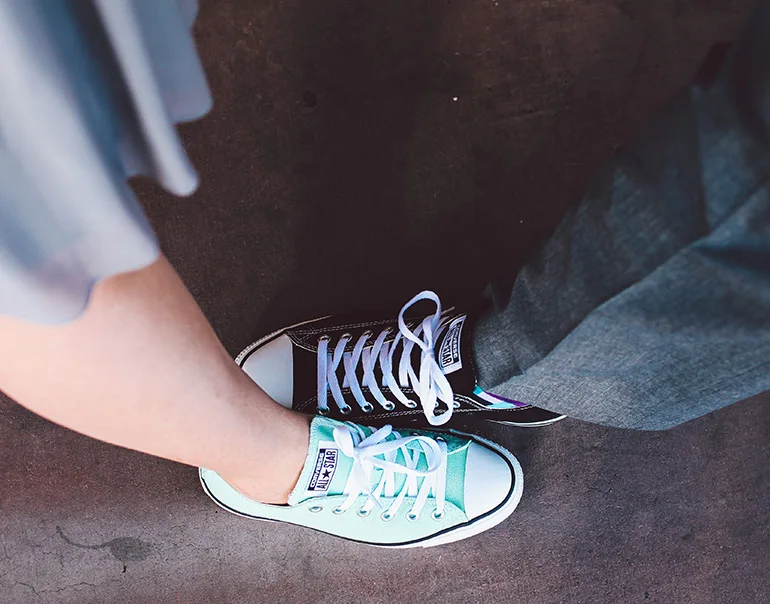 Twee paar sneakers naast elkaar
