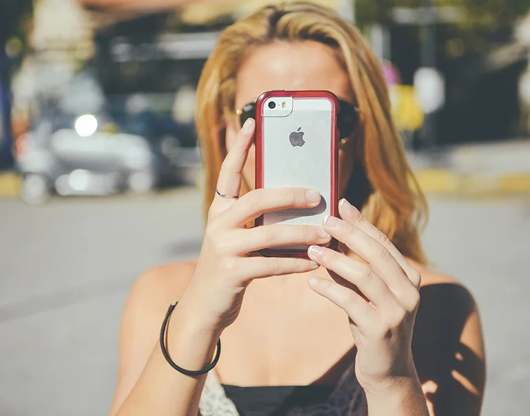 Een jonge vrouw met haar telefoon